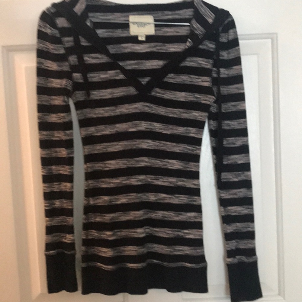 Women’s medium energie sweater.